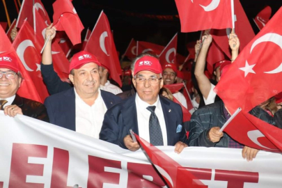 Cumhuriyet'in 100. yılını salonda değil kortejle meydanda kutladılar
