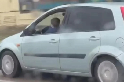 Küçük çocuğu direksiyon başına geçirip tehlike saçtı