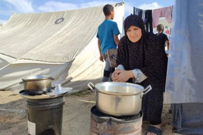 Çadır kampında kalan Filistinli kadın: "Nöbetleşe uyuyoruz"