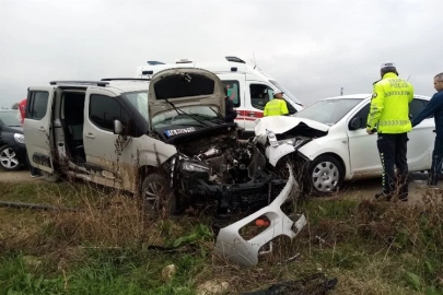 İnegöl'de ticari araç ile otomobil kafa kafaya çarpıştı: 5 yaralı