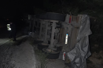 Şeker pancarı yüklü tır 2 kişinin bulunduğu otomobili ezdi geçti