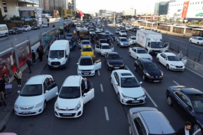 İstanbul'da Ata'ya saygı duruşu