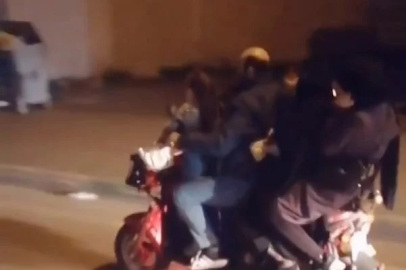 Yarım düzine bir motosiklete bindiler