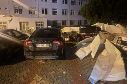 Gemlik’te okulun çatısı araçların üzerine uçtu