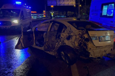 Bursa'da feci kaza: Bariyerlere çarpan otomobilde 5 kişi yaralandı