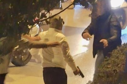 İki grup arasında çıkan kavgada silah çekildi: O anlar kamerada