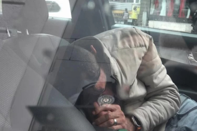 Gece kulübünden çıktı, direksiyon başında sızdı...Polisler böyle uyandırdı