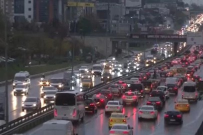 İstanbul'da sağanak yağış trafiği felç etti