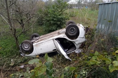 Bursa'da tarlaya uçtu: Baba oğul ölümden döndü