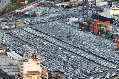 Satılmayı bekleyen binlerce ithal sıfır araba dron ile görüntülendi