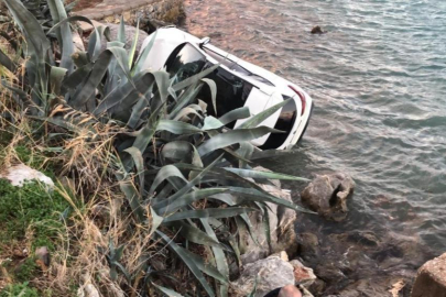 Direksiyon hakimiyeti kaybolan otomobil denize uçtu