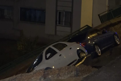 Bursa'da istinat duvarı çöktü, 4 araç hasar gördü