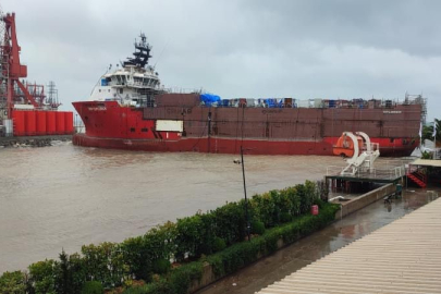 Yalova’da kuru yük gemisi kıyıya vurdu