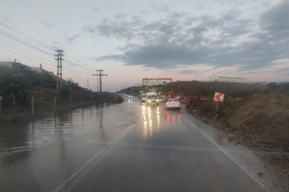 Gemlik’te sel suları yolu kapattı, trafik aksıyor