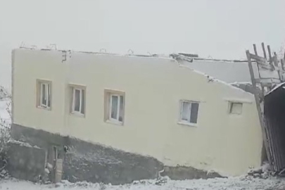 Şiddetli rüzgar caminin çatısını uçurdu