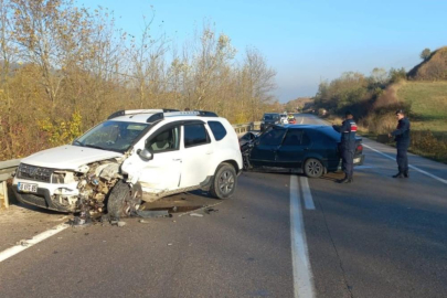 Bursa'da 2 araç kafa kafaya çarpıştı, 3 kişi yaralandı