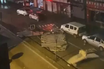 Bursa’da fırtına çatıları, tabelaları uçurdu