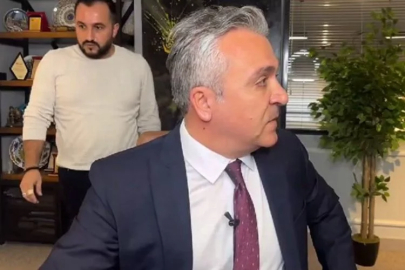 Canlı yayın esnasında depreme yakalandı