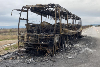 İçinde 23 yolcusu bulunan yolcu otobüsü alev alev yandı