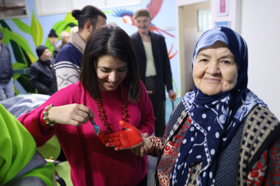 Huzurevi sakinleri duvarları tuvale dönüştürdü