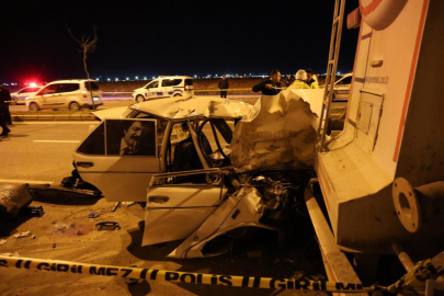 Otomobil kağıt gibi parçalandı: 1 ölü, 4 yaralı