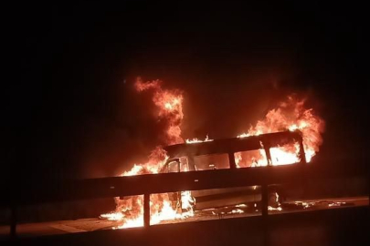 Bursa'da servis minibüsü alev alev yandı