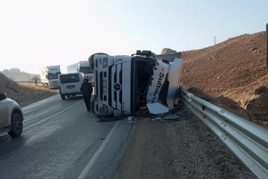 Kontrolden çıkan tır devrildi: 1 yaralı