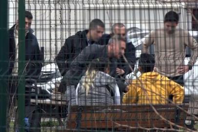 Korku dolu dakikalar: Parkın ortasında kız arkadaşını silahla rehin aldı