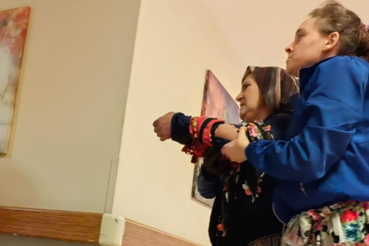 Burs'da odun keserken, eşinin kolunu kesti