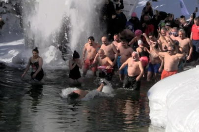 Buz gibi suda yüzdüler