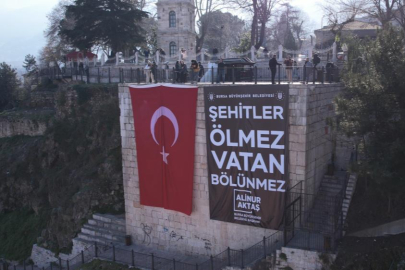 Bursa’da başını kaldıran o yazıyı okudu: "Şehitler ölmez vatan bölünmez”