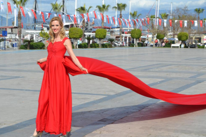 Fethiye’de 100 metre uzunluğundaki gelinlik tanıtıldı