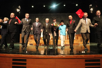"Cumhuriyete Doğru" oyunu, Bursa'da izleyiciyle buluştu