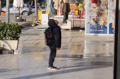 Küçük çocuk Türk bayrağının karşısına geçip İstiklal Marşı okudu