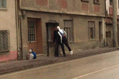 Dakikalarca sevdiği cansız mankeni kucaklayıp kaçırdı