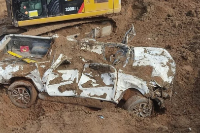 İliç’teki maden ocağında toprak altında kalan pikaba ulaşıldı