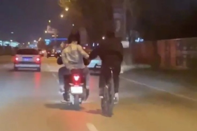 Bursa'da tehlikeli anlar...Motosiklet ile bisikleti çekti
