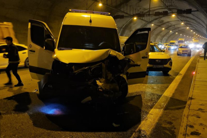 Hakim ve savcıları taşıyan servis minibüsü kaza yaptı: 2 kişi hafif şekilde yaralandı