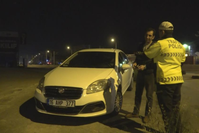 Alkollü sürücü uygulamadan kaçarken refüje çıktı