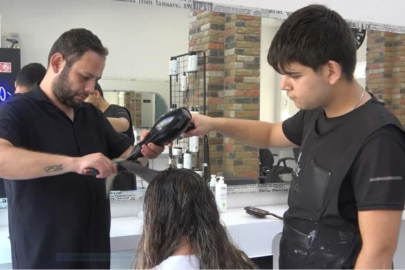 Kanser olan müşterisine destek olmak isteyen kuaför kendi saçını da kazıdı