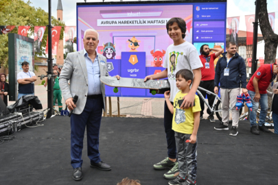 Heykel, çocuk sesleriyle şenlendi