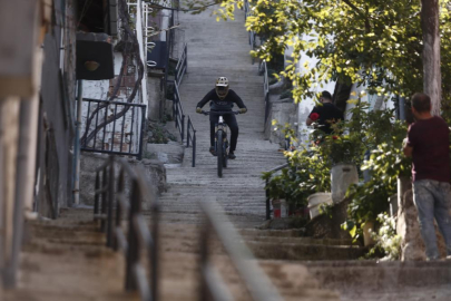 Bisikletiyle 225 basamaktan böyle indi