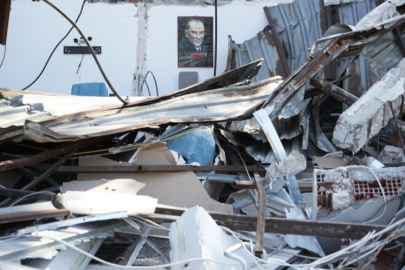 Bursa'da kiracısının dükkanına ekskavatörle daldı