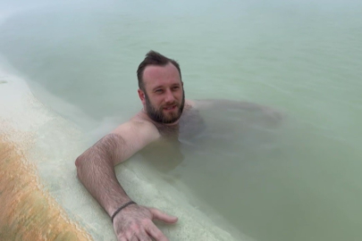 Eski 10 derecede karla kaplı dağların arasında doğal termal keyfi