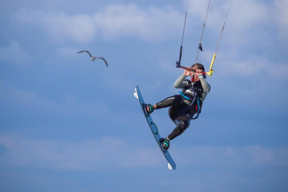 Havada rüzgara, denizde dalgalara karşı meydan okuyorlar