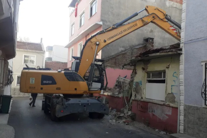 Osmangazi'de tehlike saçan metruk bina yıkıldı