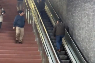 Yürüyen merdivenlere ters binip ilerlemeye çalıştı