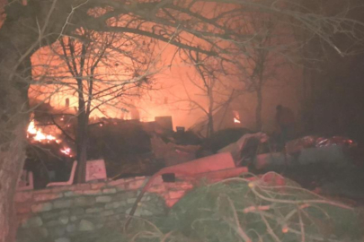 Bursa'da ahşap ev alev alev yandı, mahsur kalan 2 kişi kurtarıldı