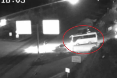 Bursa'da iki servis aracının karıştığı kaza kamerada...