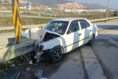 Bursa'da otomobil bariyerlere saplandı